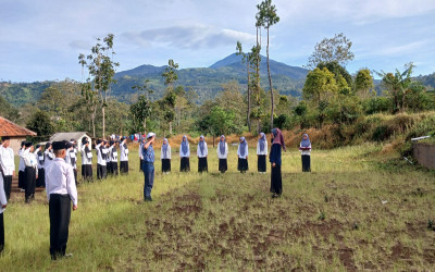 Pelantikan OSIS MTsS Al-Ihsan tahun 2025